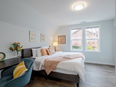 Chic & Modern 6b4b House – Prime Seattle Location!