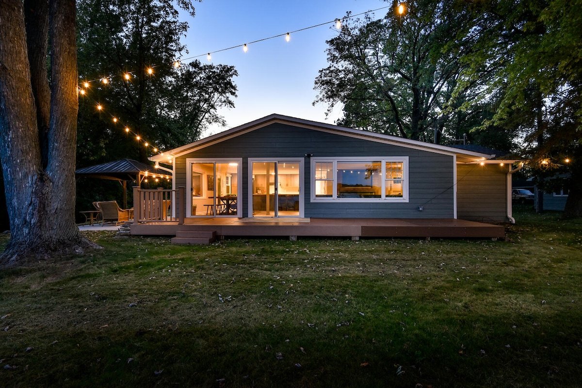 Long Lake Getaway (4br/2ba Lakefront) gallery image 2