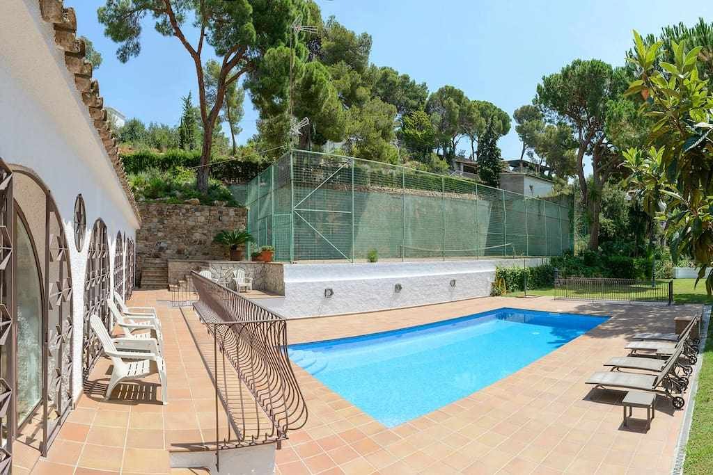 Private beach, huge pool near to Tossa de Mar gallery image 4