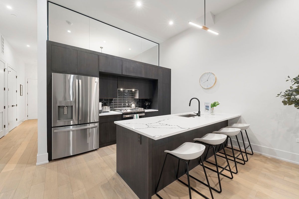 Riverfront Oasis in River North gallery image 3