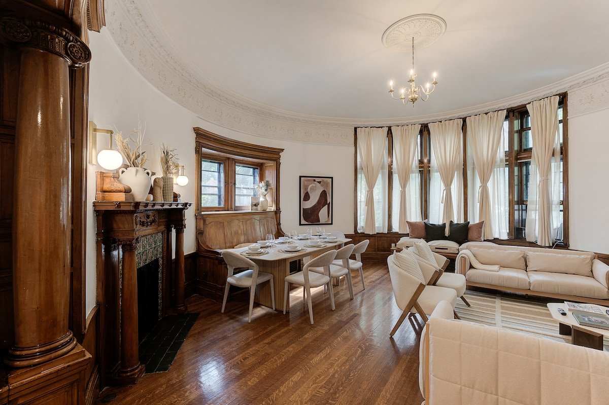 Majestic 3 BDR apt downtown MTL gallery image 3