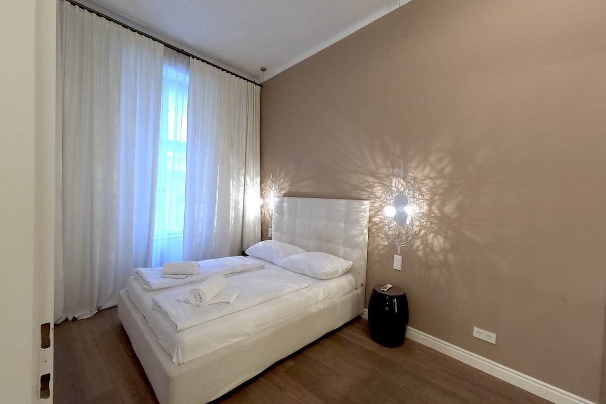 The Heart of Old Town: 2BR/2BA Central Luxury Stay gallery image 5