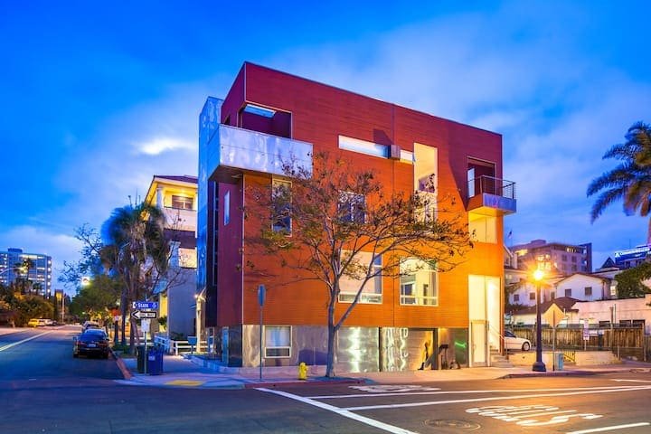 TuCasa | Luxury 4 Story Villa in Little Italy gallery image 3