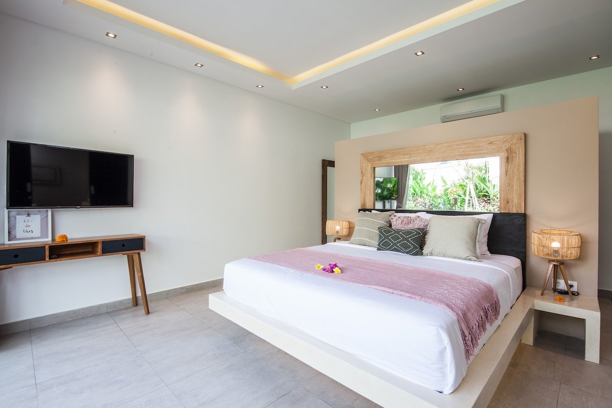 Luxury private villa walking distance to the Beach gallery image 5