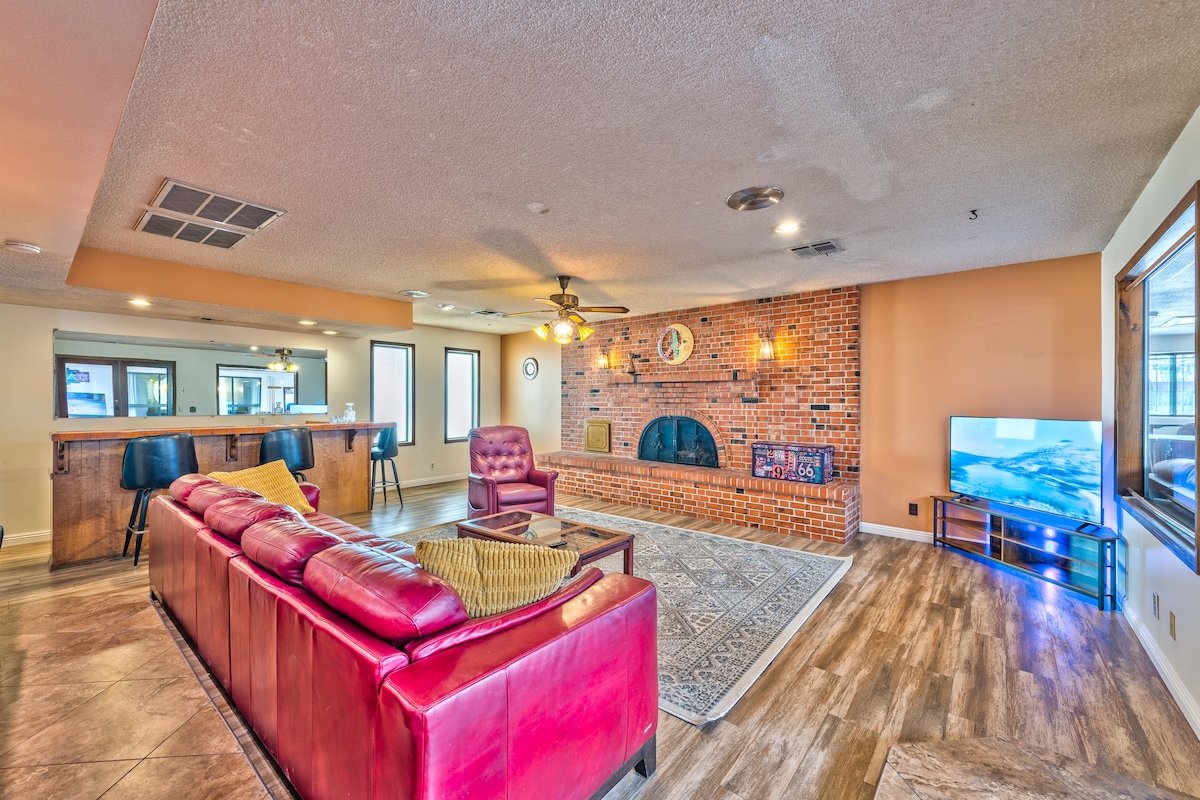 Back to the Future Home w/ hot tub! gallery image 3