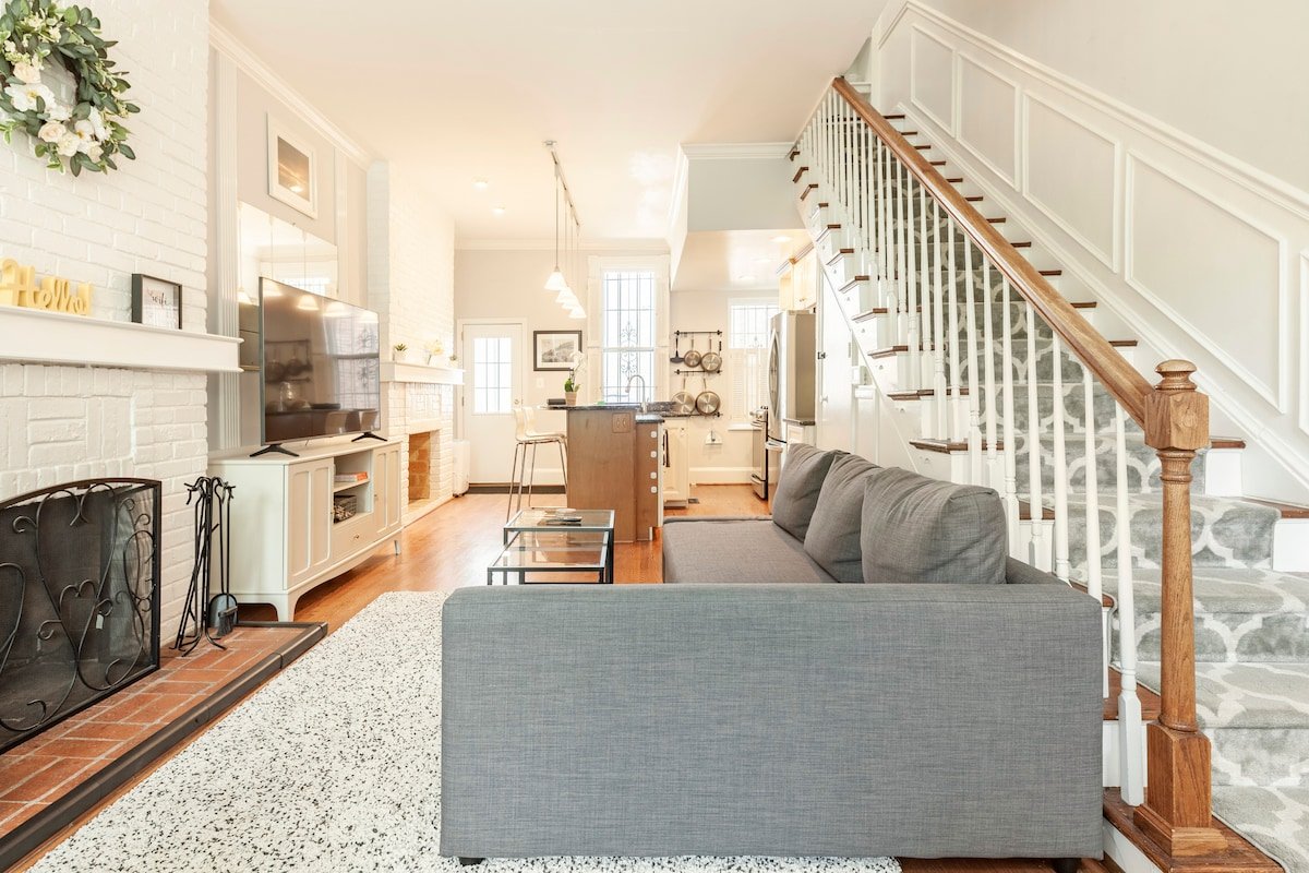 Luxury CapHill Townhouse-Free Parking-Central Loc gallery image 5