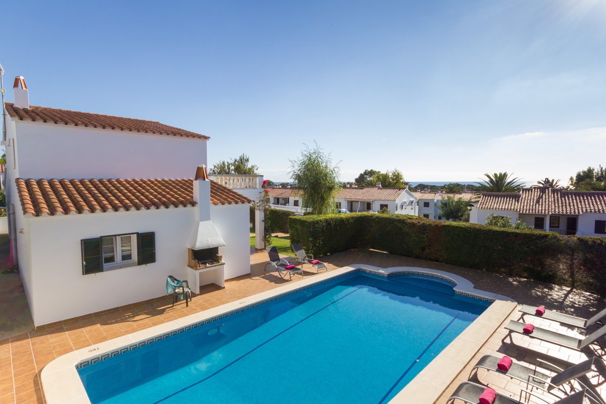 Villa Malva – gran piscina y césped natural