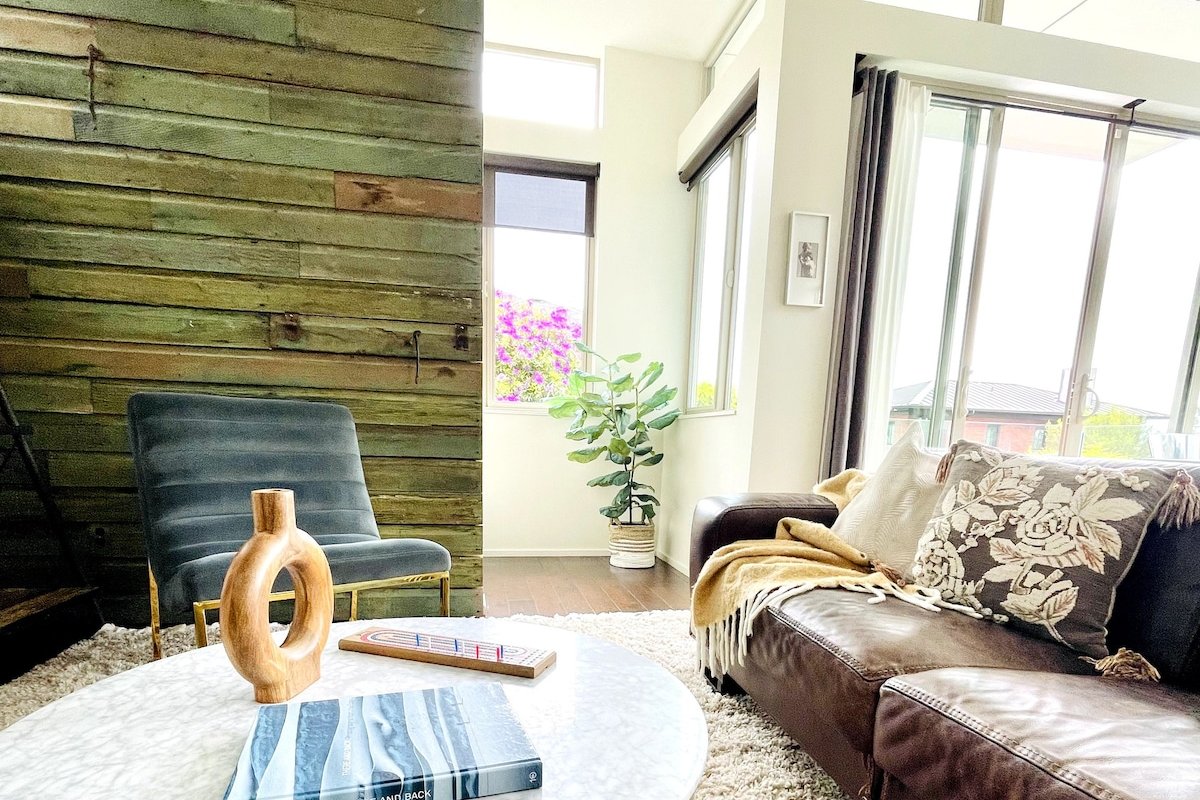 Spacious Modern City Home+Views+Hot tub+Parking gallery image 4