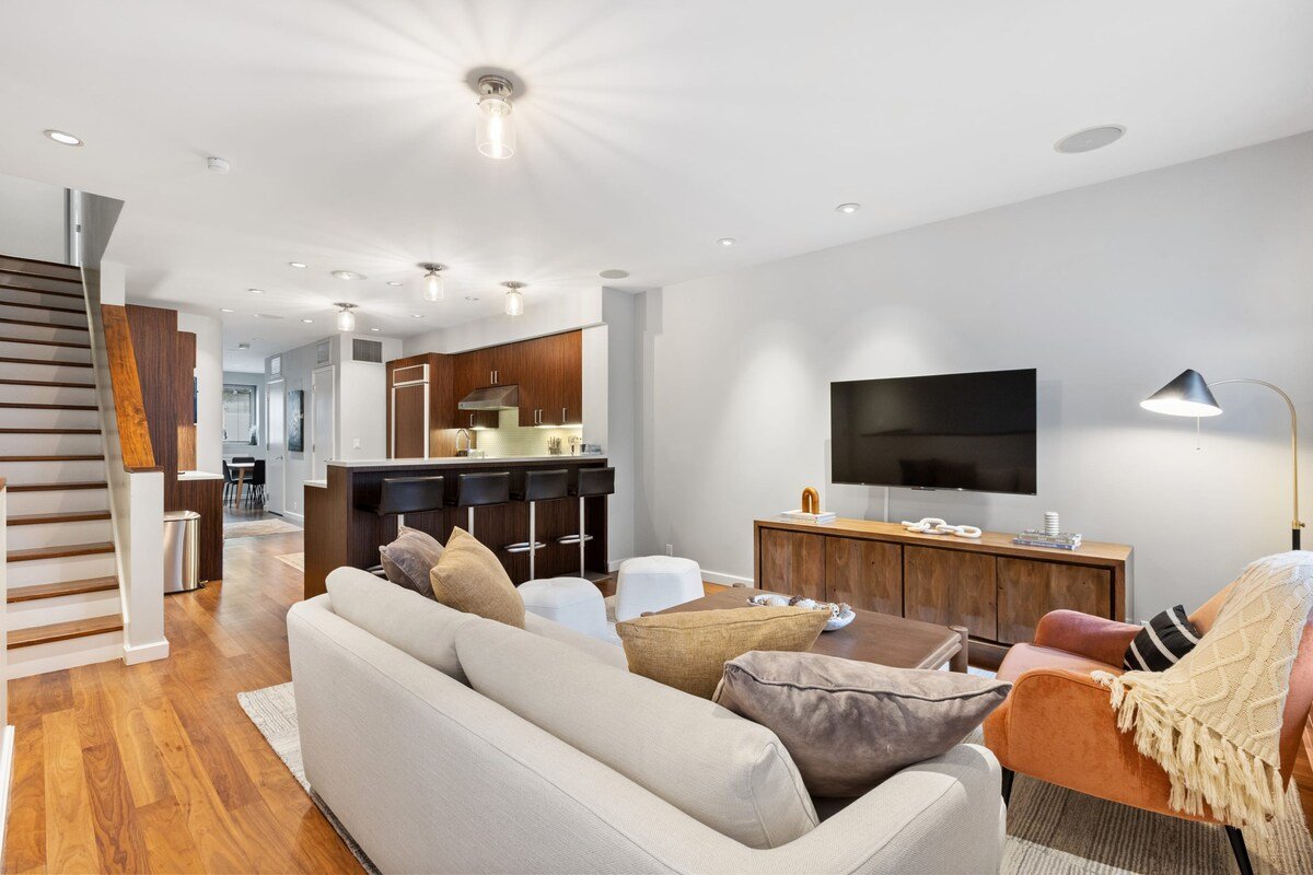 Rove Travel | Gotham House I |4BR Triplex w/Garden gallery image 2