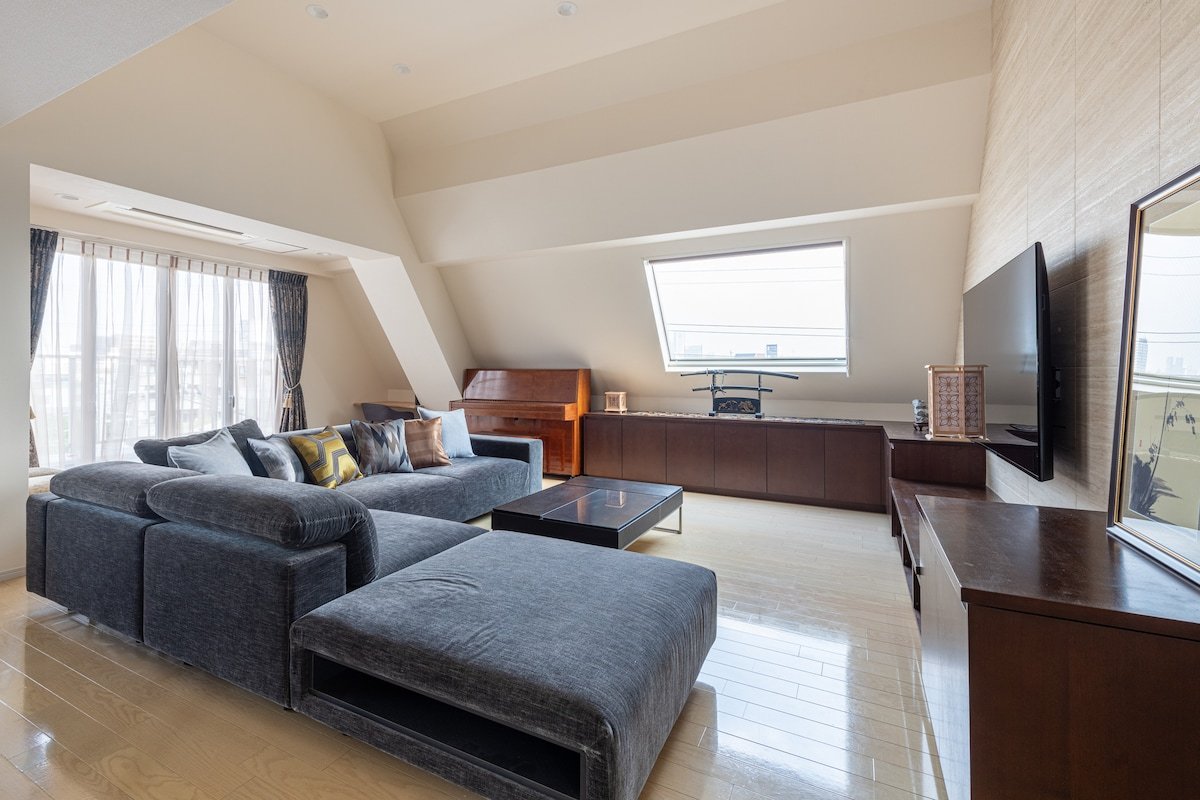 Stunning! Luxurious & Spacious Penthouse gallery image 2