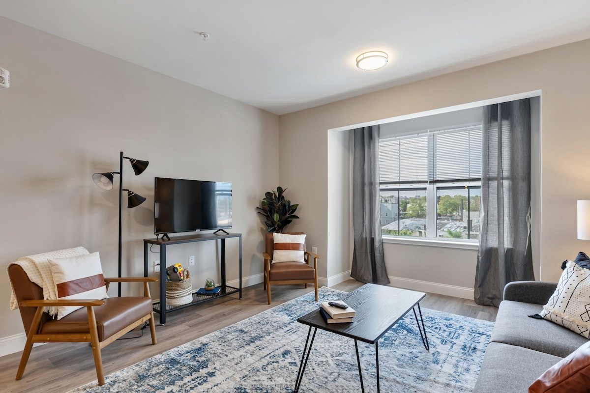 D’town | Sleeps 12-14 | Close to Airport | Trains gallery image 3