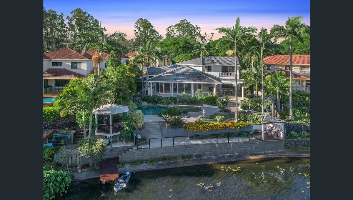 Lakeview Bliss|Black Swans|Golf Retreat in Brissy gallery image 2