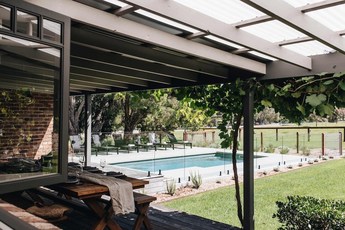 Moraea Farm, Berry – by Linnaeus Collection