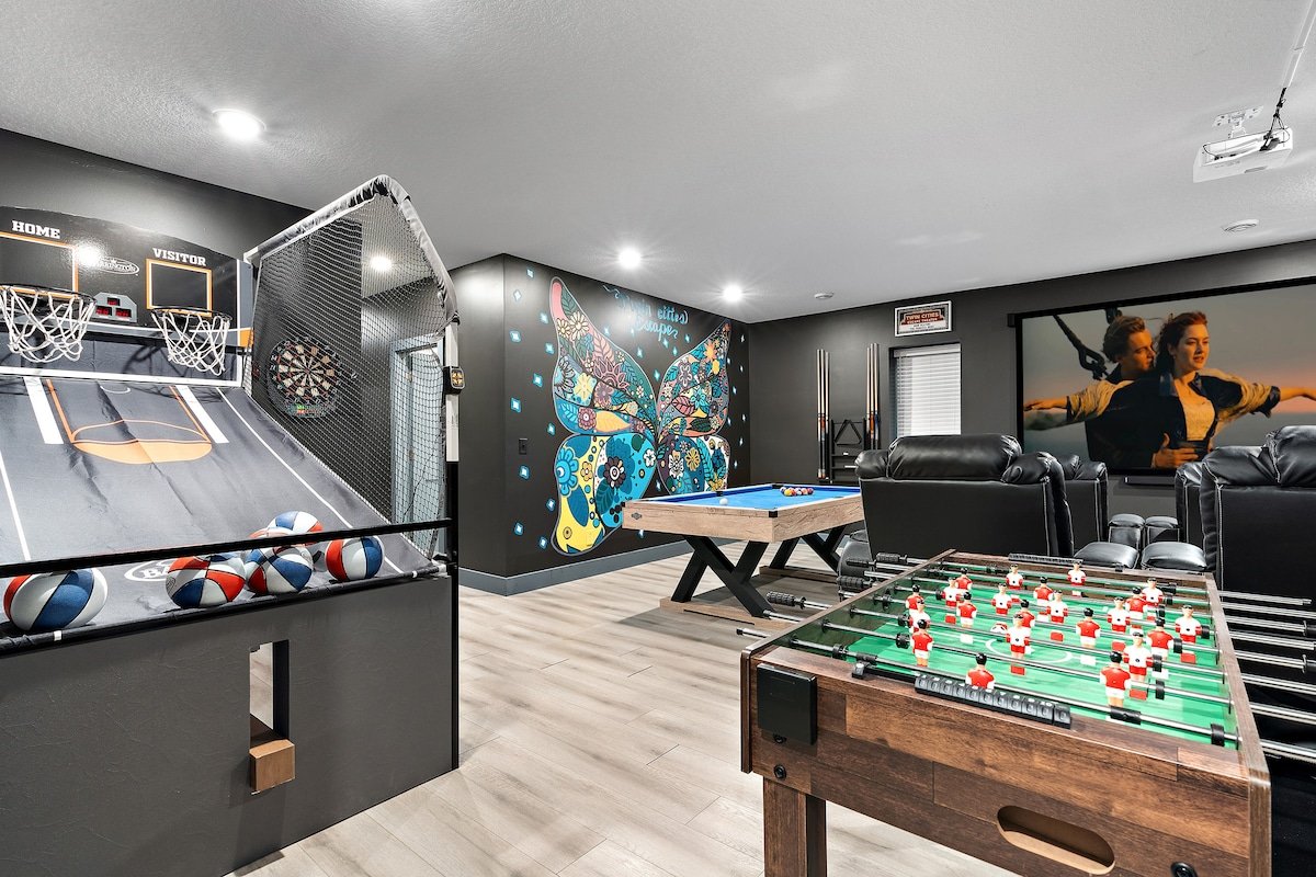 Sleeps14 GameRoom Sauna Hottub Murals HomeTheatre gallery image 3