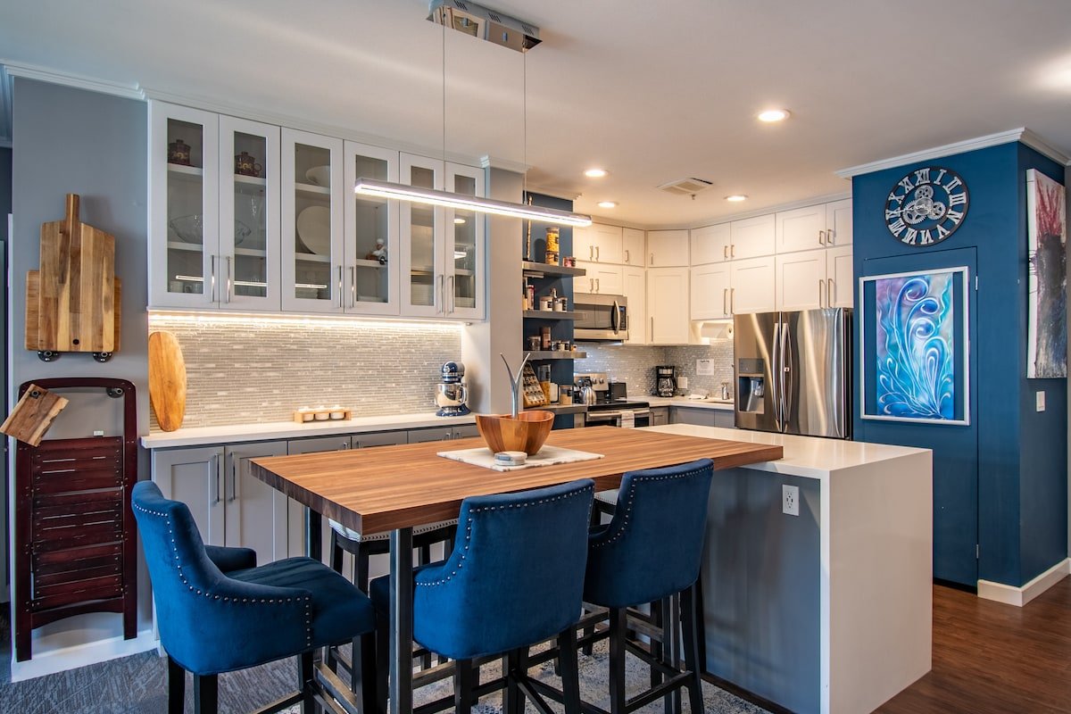 Artist’s Retreat in the Heart of Seattle! 2BR/2BA gallery image 4