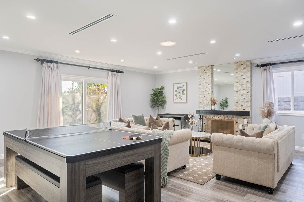 135 Luxurious, modern private home gallery image 4