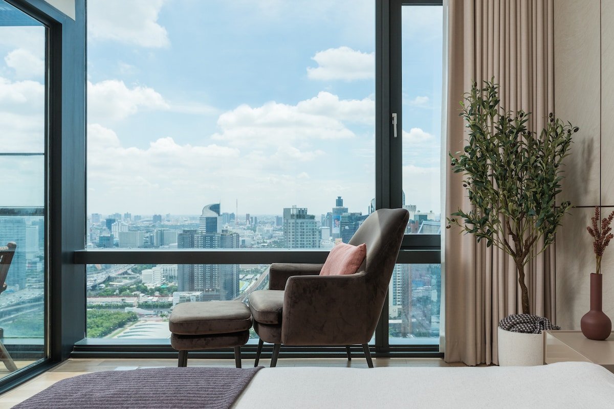 Stunning Modern 2BR City-Center with Amazing Views gallery image 4