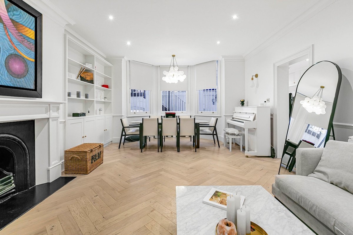 Knightsbridge 3-Bed | Next To Harrods with Patio gallery image 3