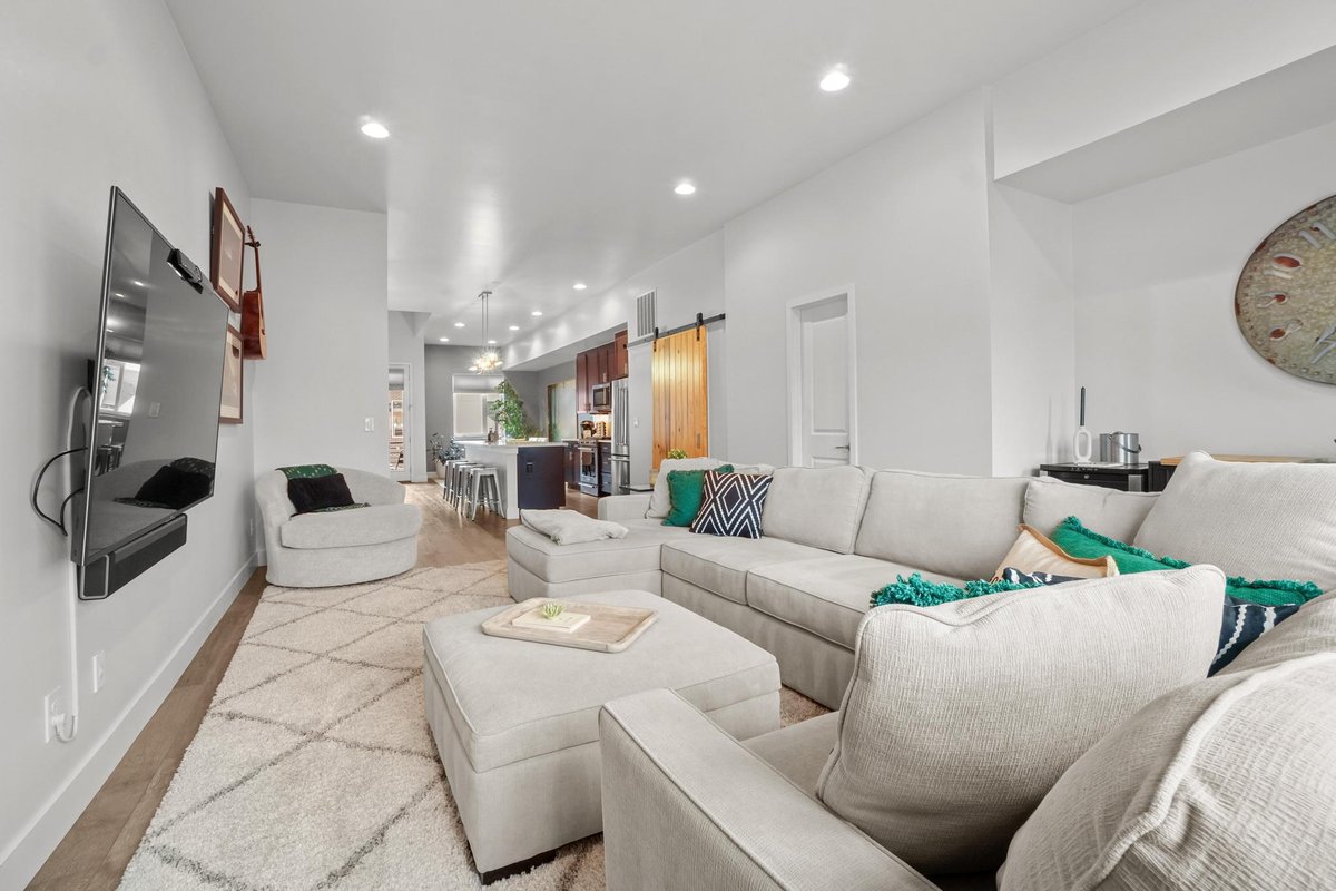 Bright & Modern Townhome Near Empower – Hot Tub!