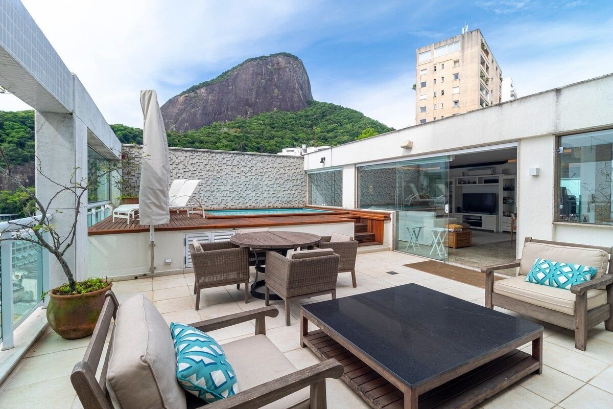 Leblon | Quiet Penthouse with 4 Suites gallery image 4