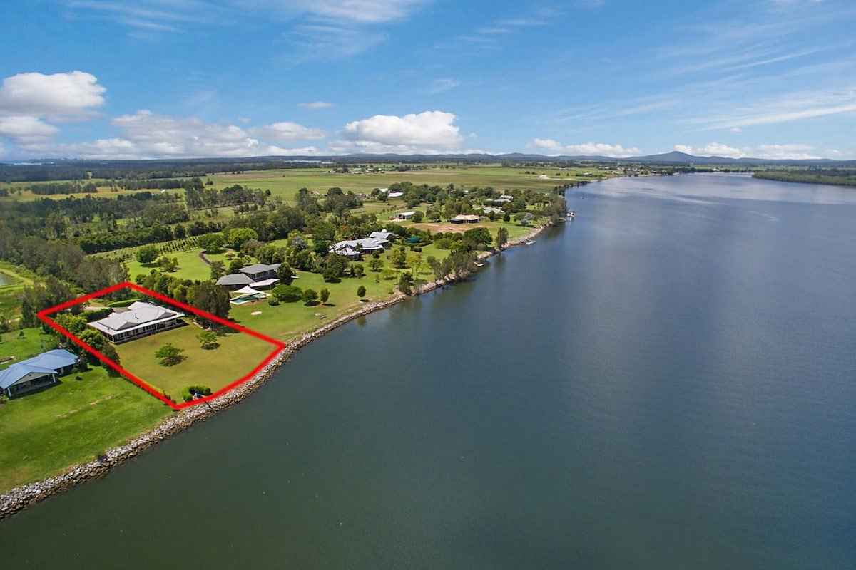 Island Getaway | Waterfront near Yamba gallery image 3