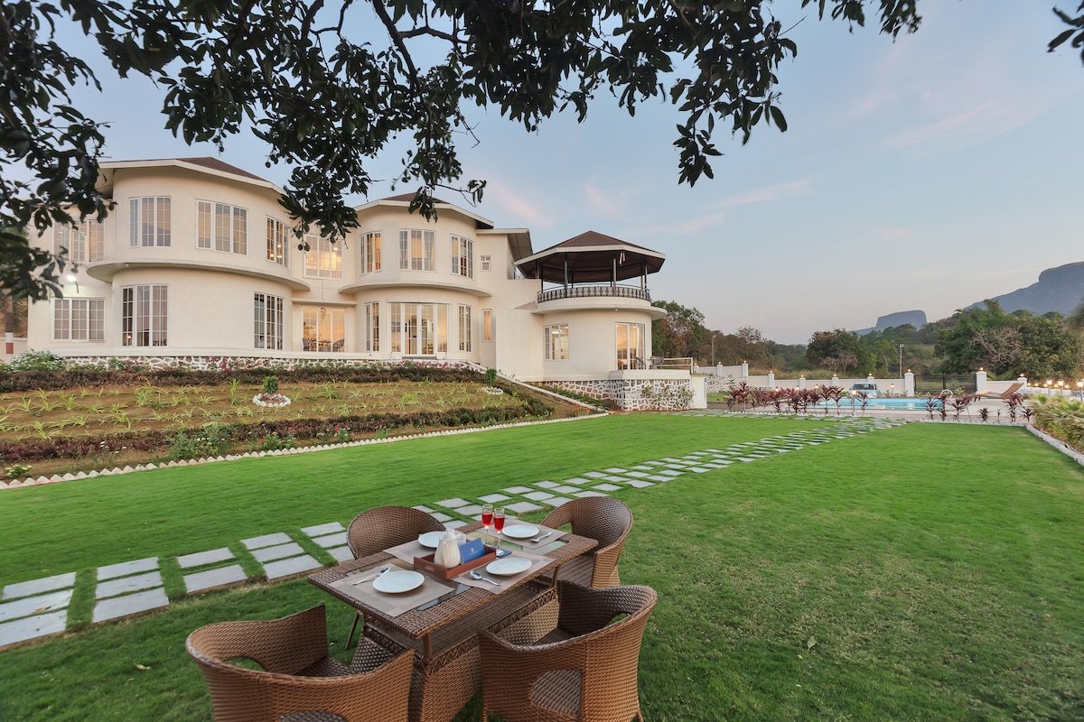 The White Castle, A Spacious 4-BDR Lakeside Villa