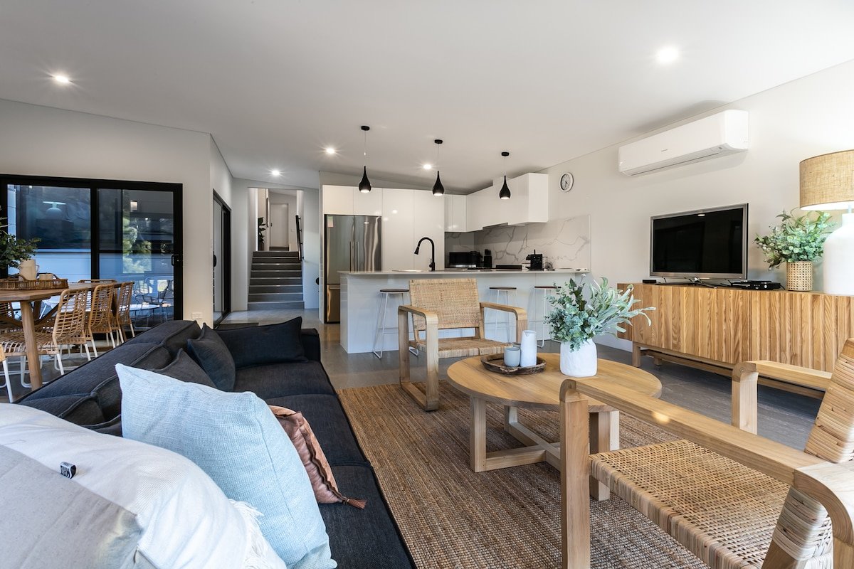 Maison du Lac – house on lake, close to town gallery image 3