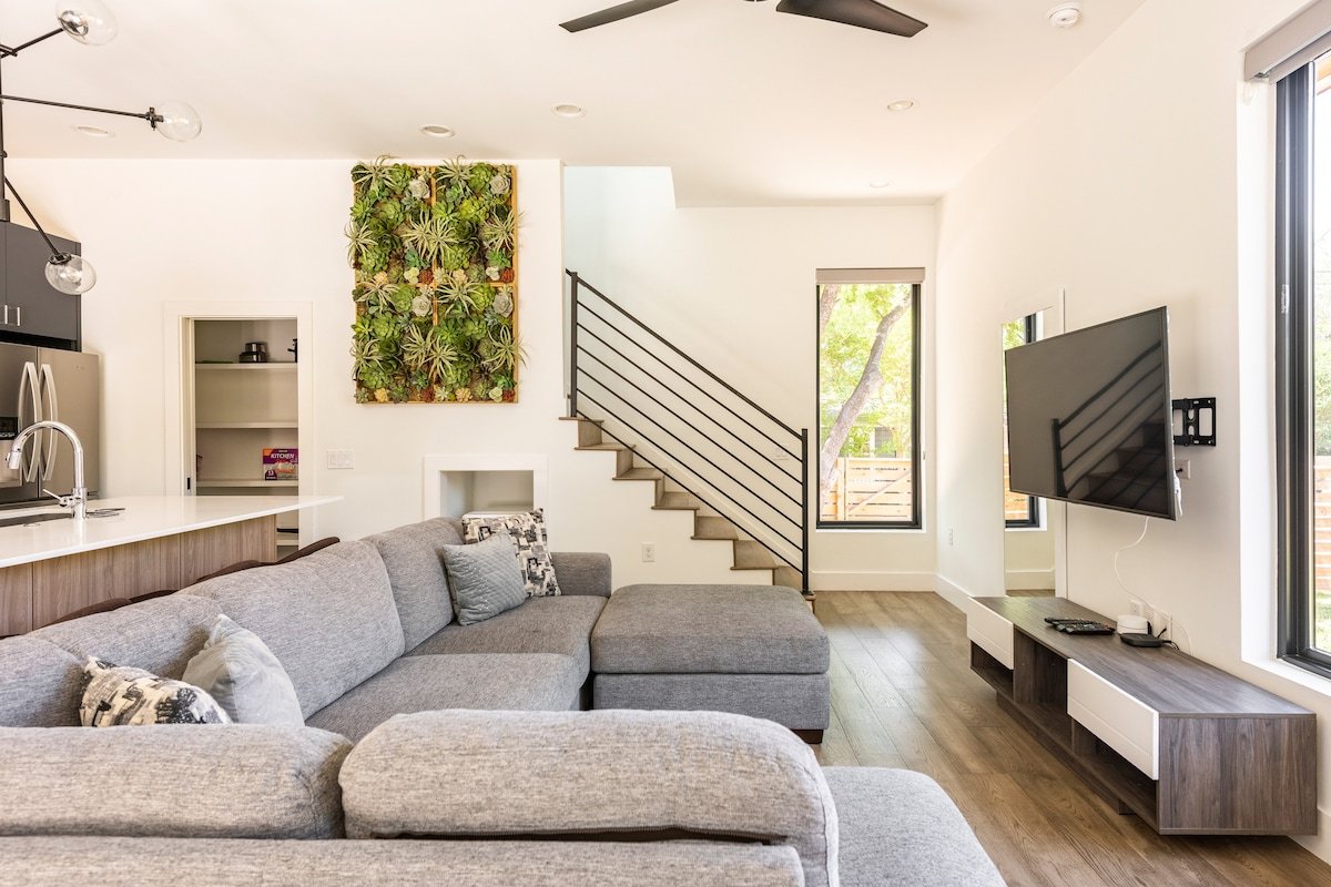 Chic and Boutique – Central Austin Estate gallery image 2