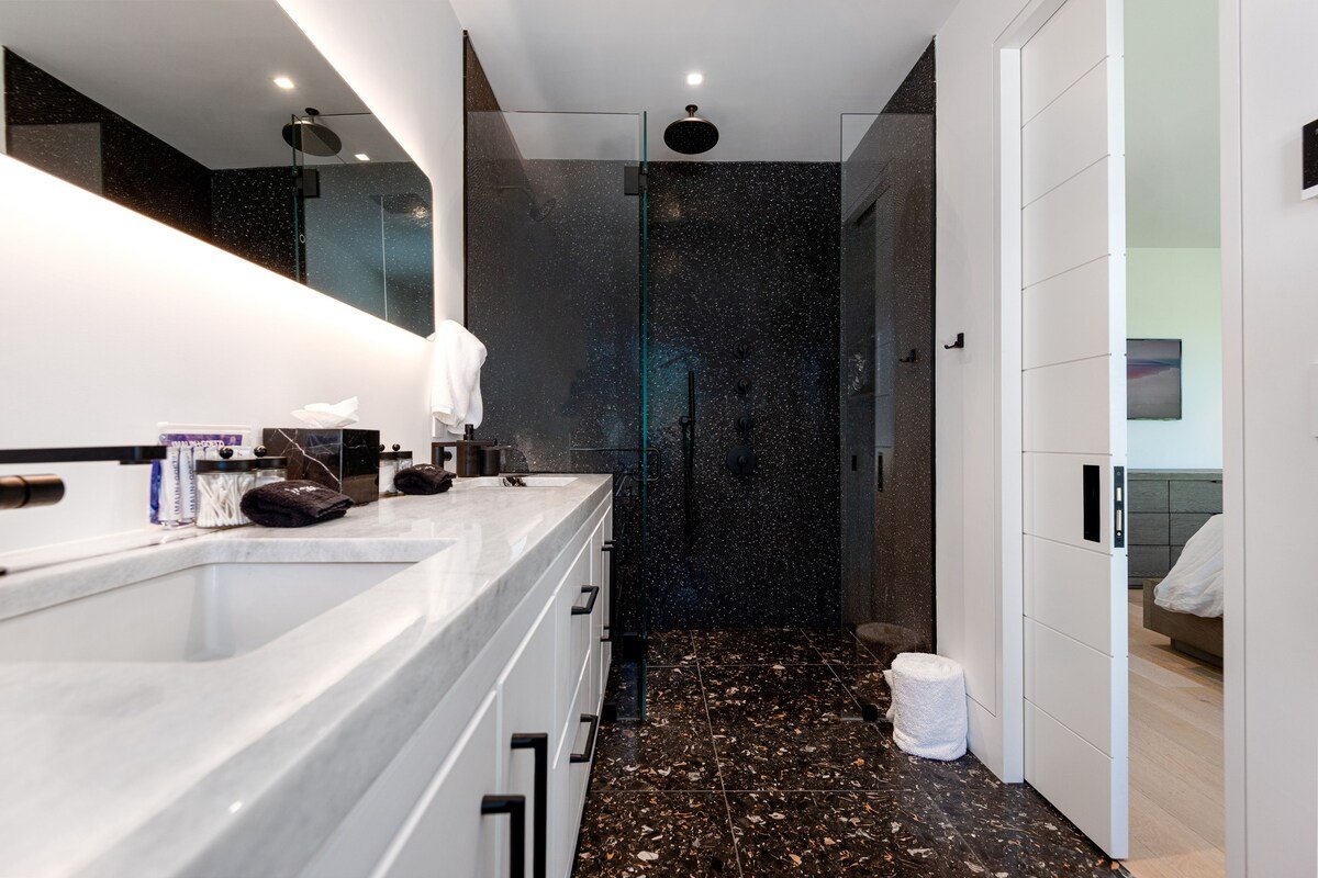 Your Nantucket Oasis Awaits gallery image 3