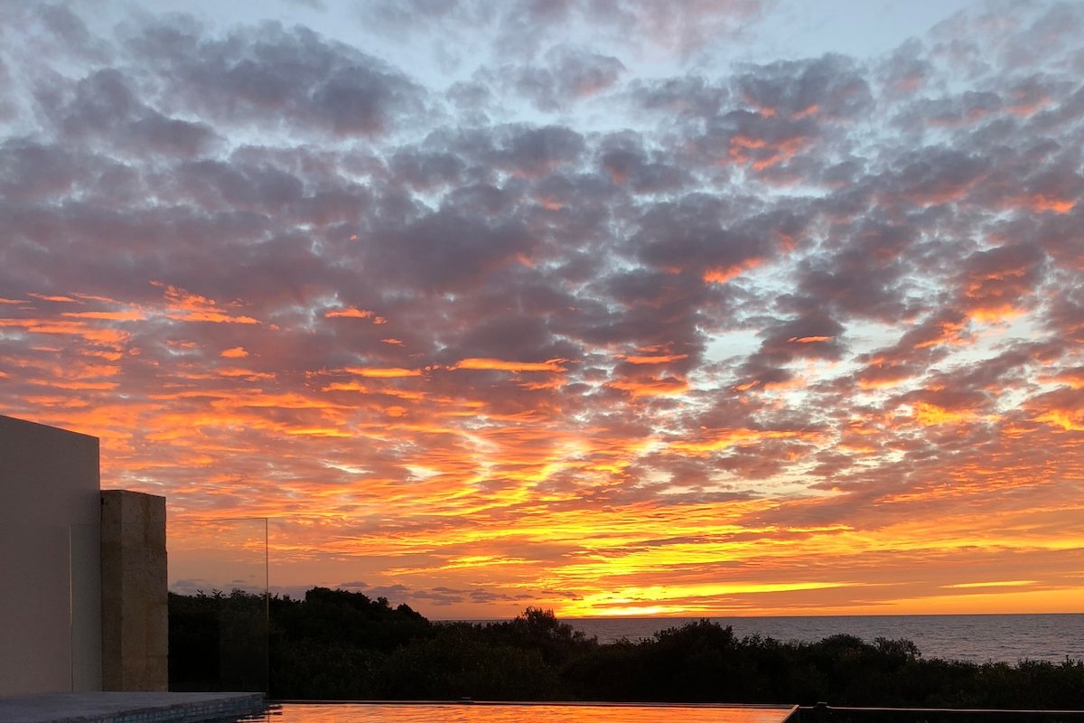 Leisure beach front home with a fully tiled pool. gallery image 4
