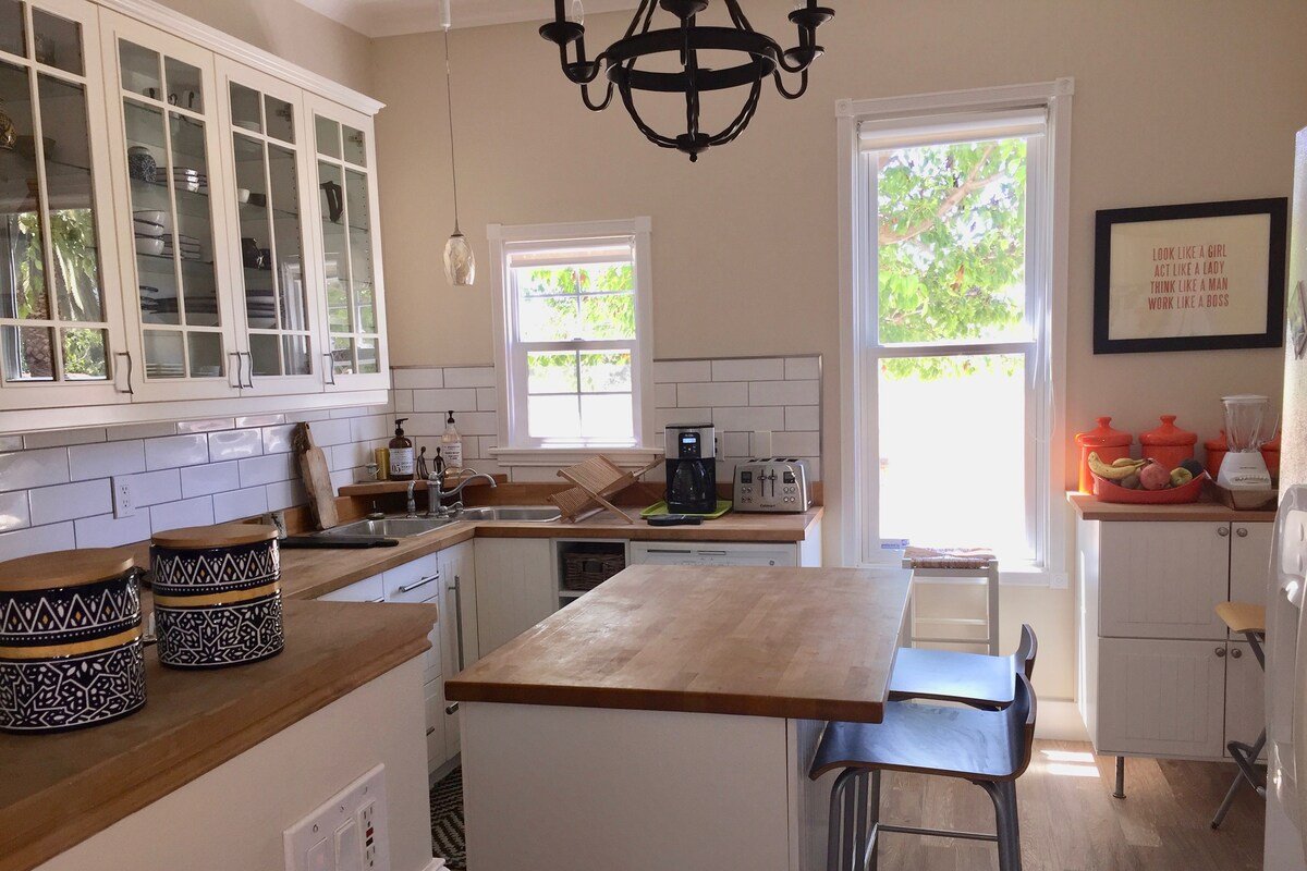 Historic House 4BR/2B – 2500 sqft gallery image 5