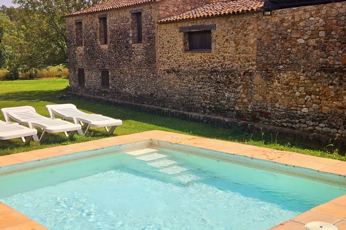 Rural house for exclusive rental in Girona gallery image 3