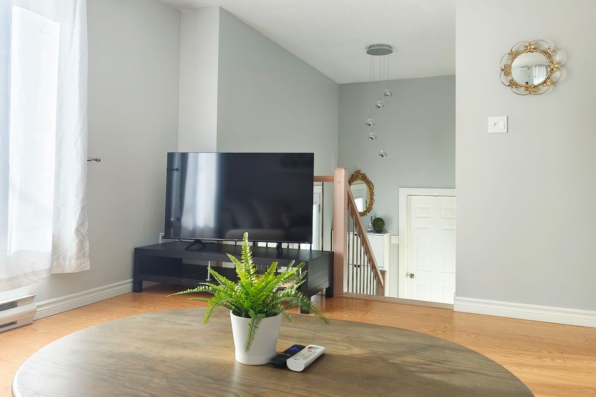 Bonny’s Apt | Close to Magic Mountain & Lots Food! gallery image 2