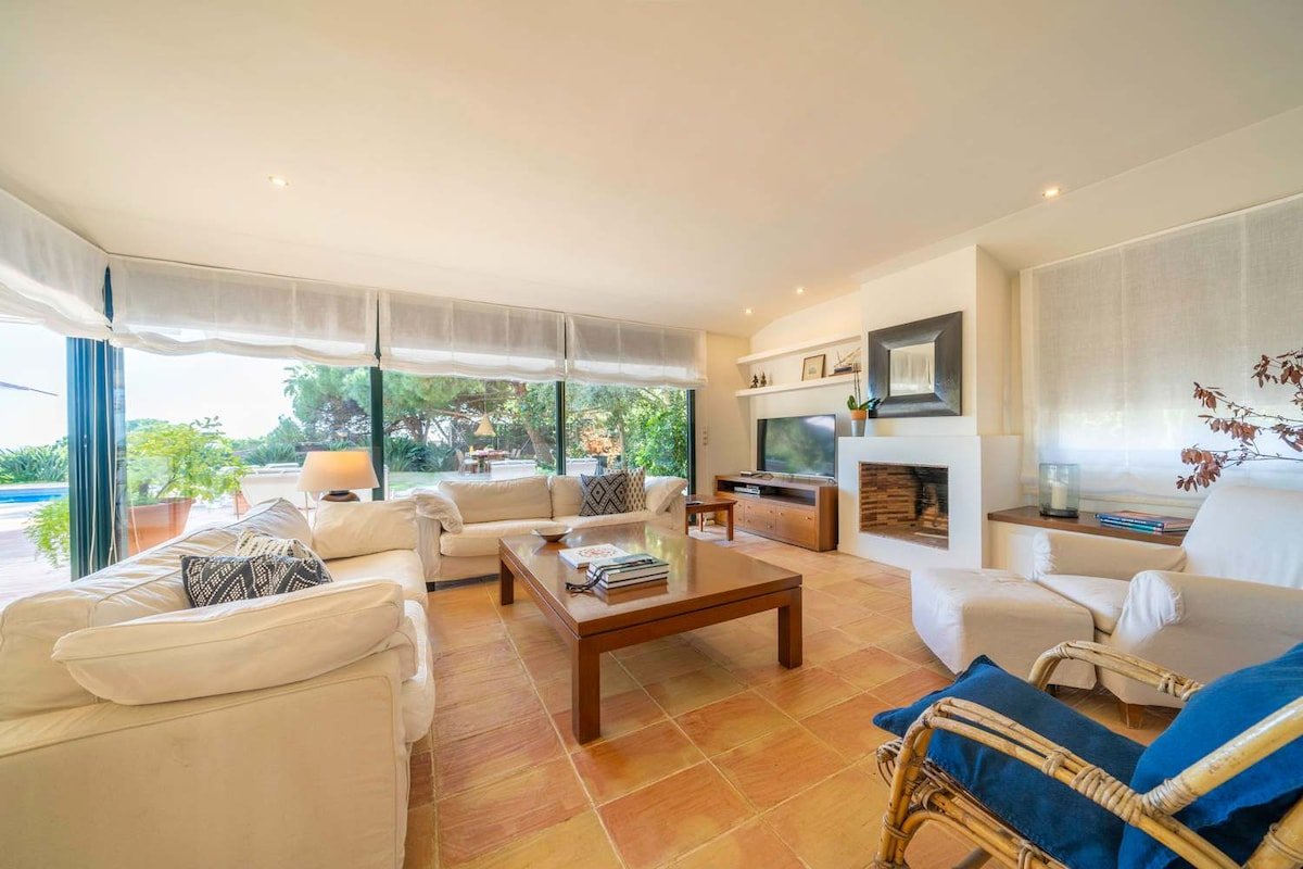 Villa Les Oliveres – Private Pool, A/C & Sea View gallery image 4