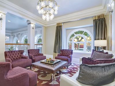 SPACIOUS 2 Bedroom Presidential Suite!