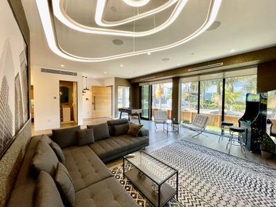 Luxurious Venice Pad with Amazing Rooftop Deck!!