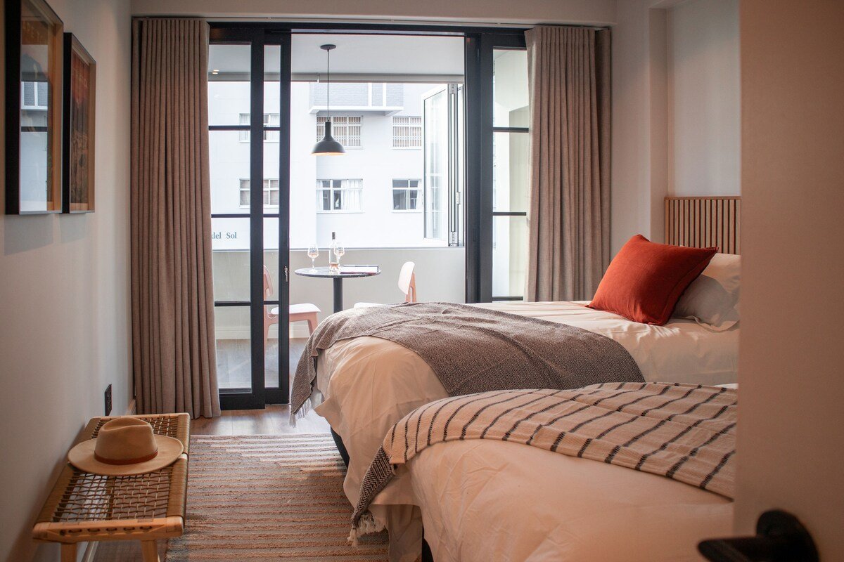 Urban Luxury Apartment in Sea Point gallery image 5