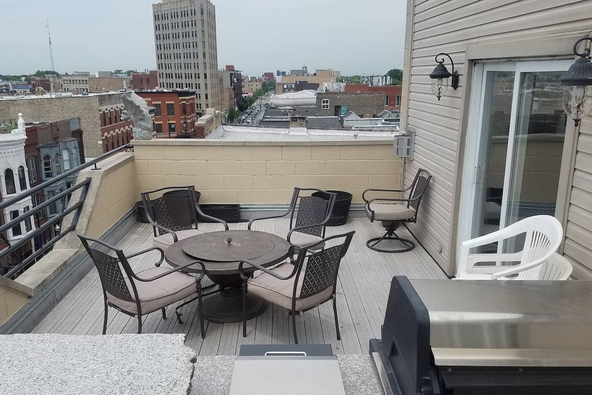 Historic Wicker Park Penthouse with Outdoor Decks gallery image 5