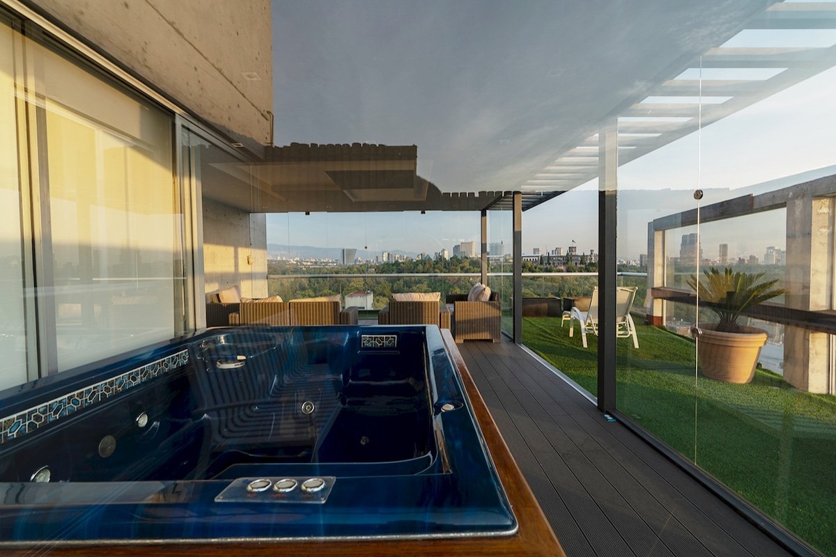 Luxury PH Incomparable View Roofgarden N Jacuzzi gallery image 4