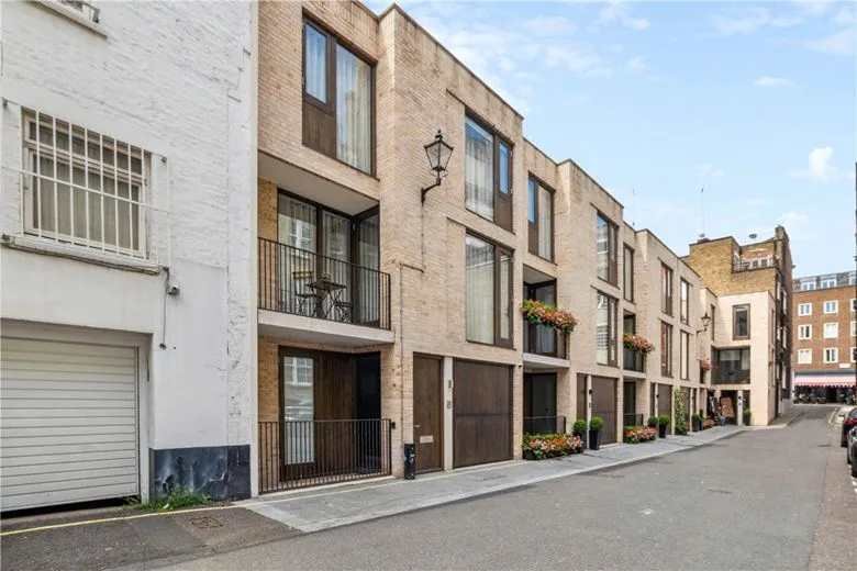 Luxe 3BR/4BA Home w/ Air Con Games 5min Selfridges gallery image 3
