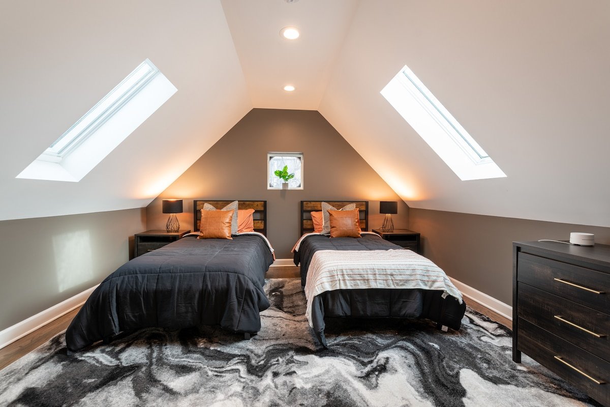 Charming & Comfy Gem ~ 10 Mins to Downtown ~Patio! gallery image 4