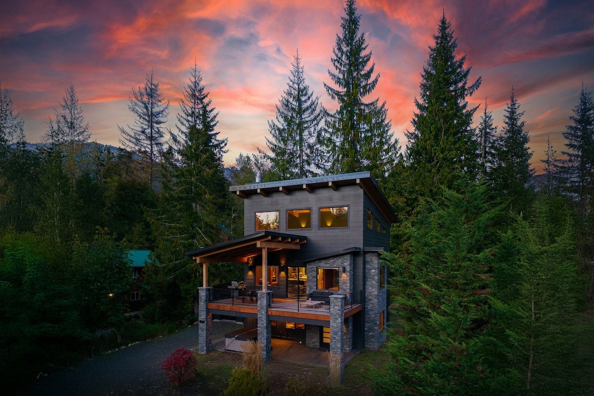 Luxe Mt Baker Home – Hot Tub, Foosball, Starlink