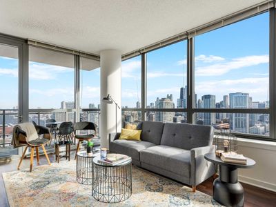 West Loop 2BR with Skyline Views + Prime Location
