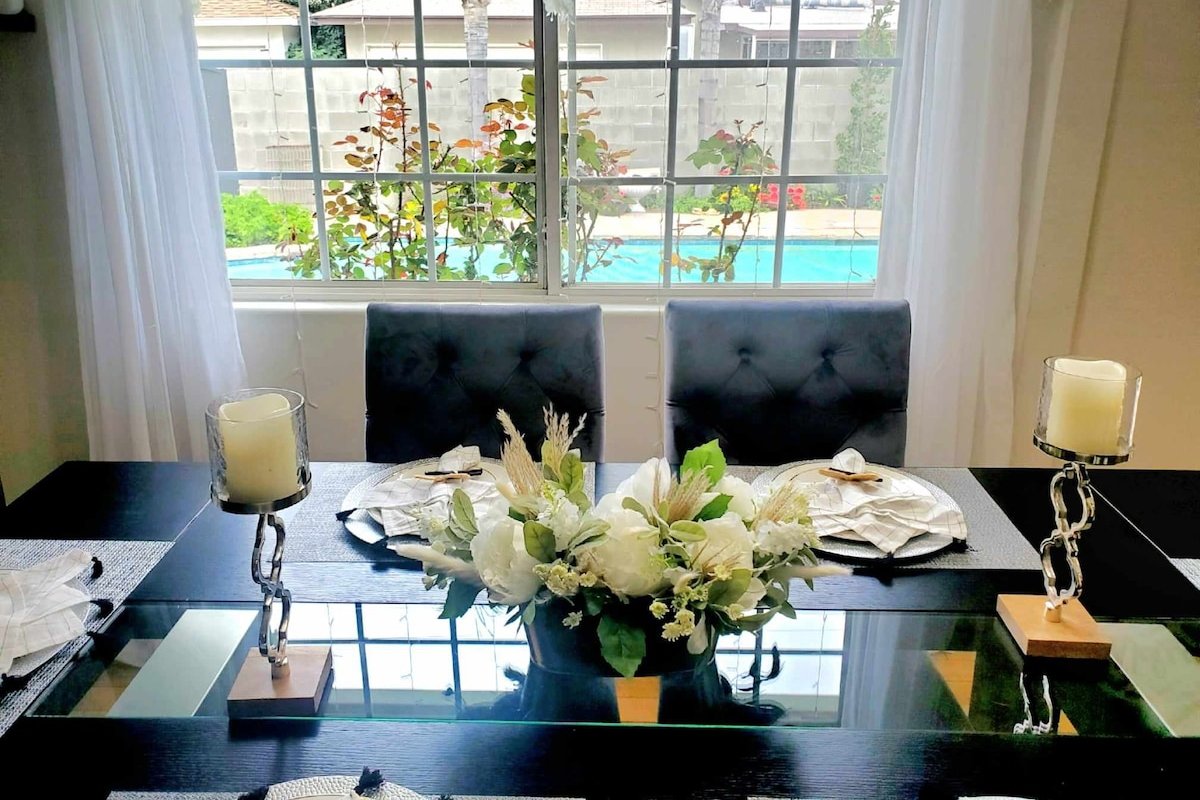 Stylish Home with Gorgeous Swimming Pool gallery image 4