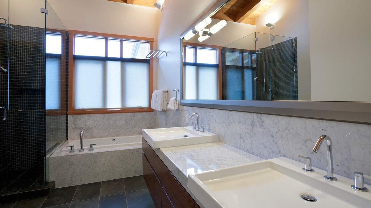 Mountain home w/ ski access & hot tub gallery image 4