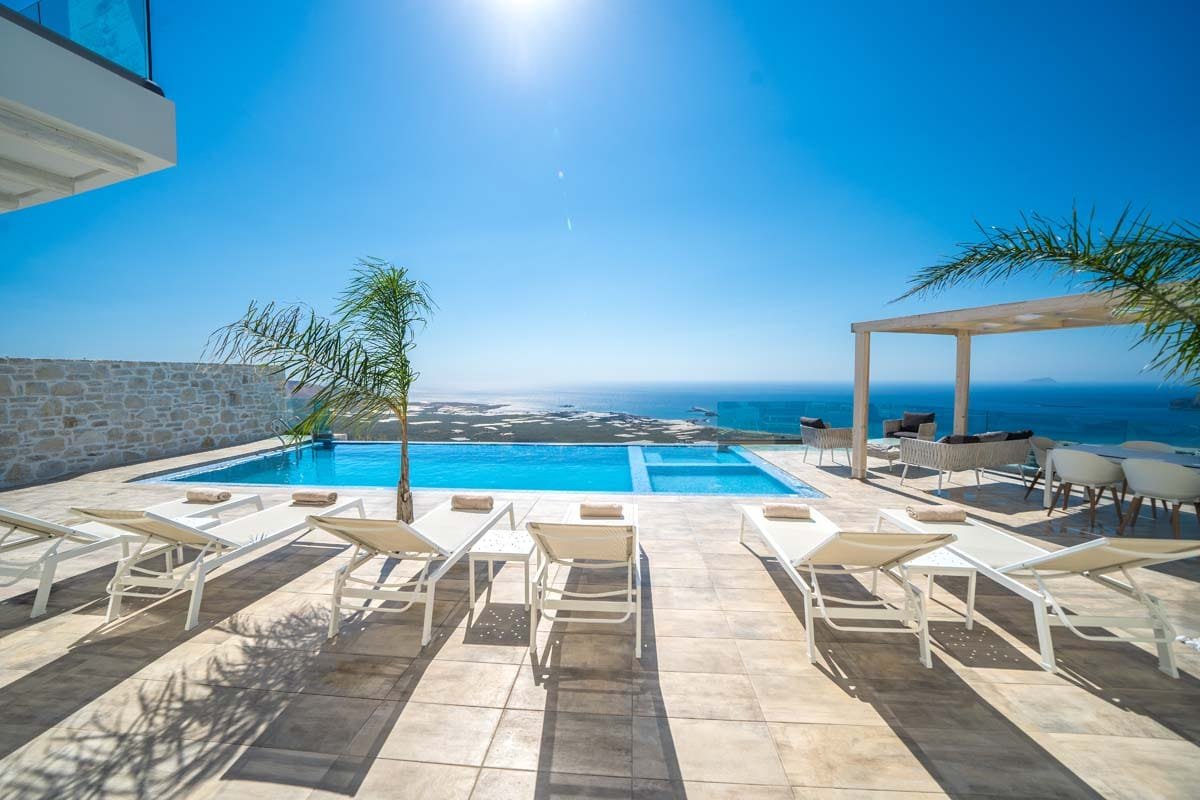 Luxury Villa with a Miraculous View gallery image 3