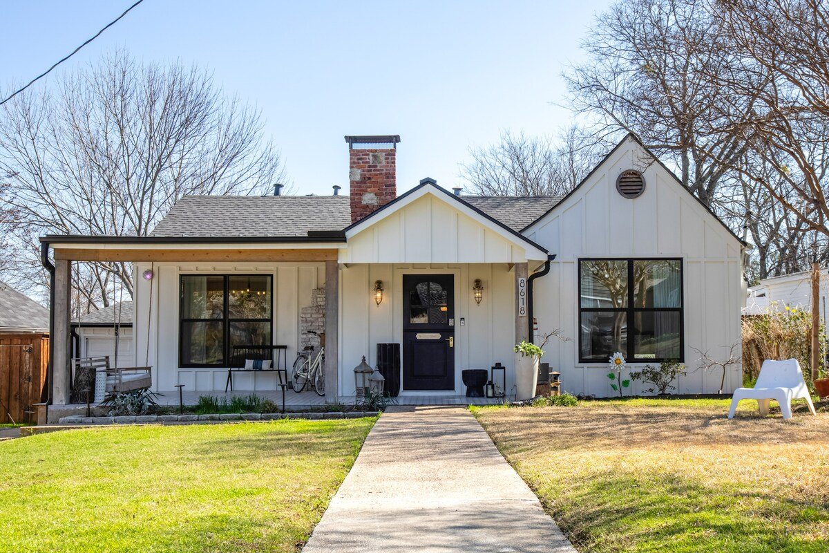 Upscale 3BR w/ Yard Games + Heated Pool + Hot Tub gallery image 3