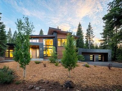 Modernly Appointed 4 Bed 4.5 Bath Mountain Home wi