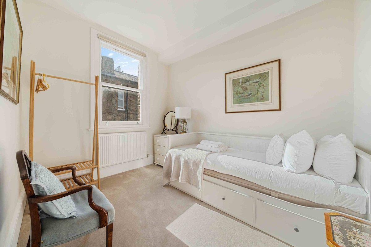 3 bedroom Chelsea townhouse with patio gallery image 3