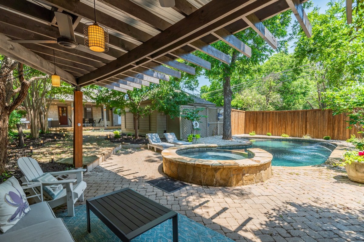 Sunset House – Luxury Pool and Hot Tub Retreat gallery image 4